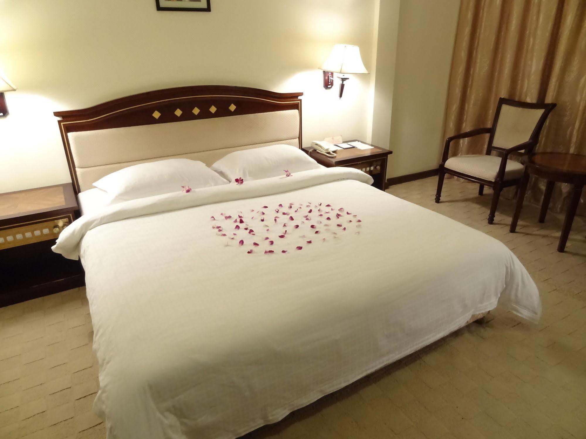 Le President Hotel Phnom Penh Ngoại thất bức ảnh