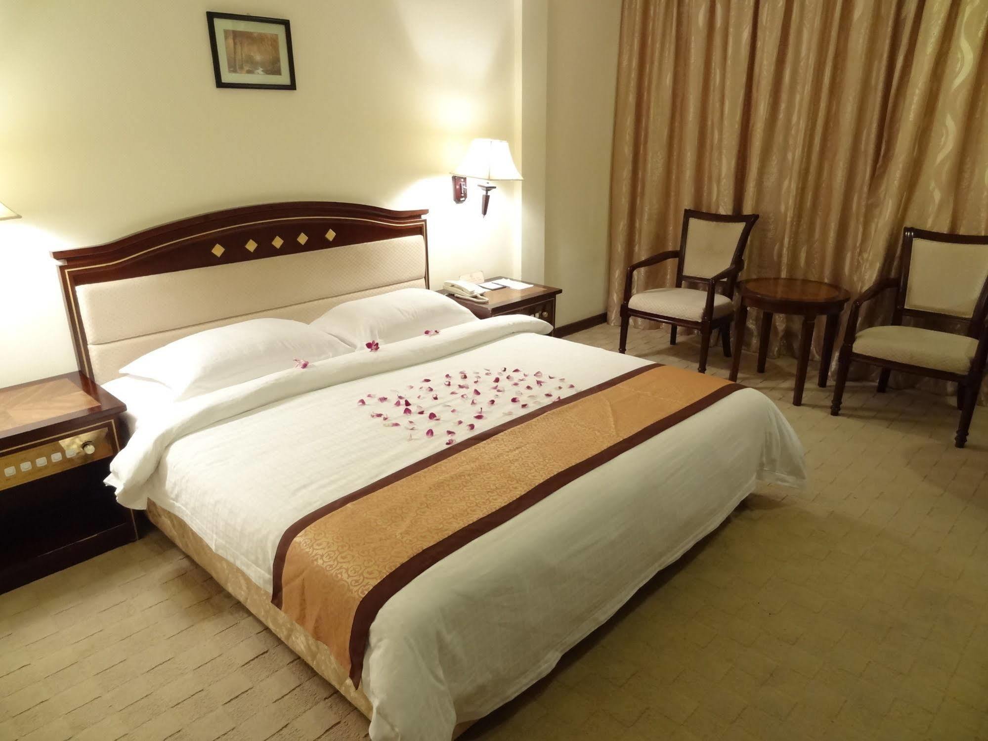 Le President Hotel Phnom Penh Ngoại thất bức ảnh