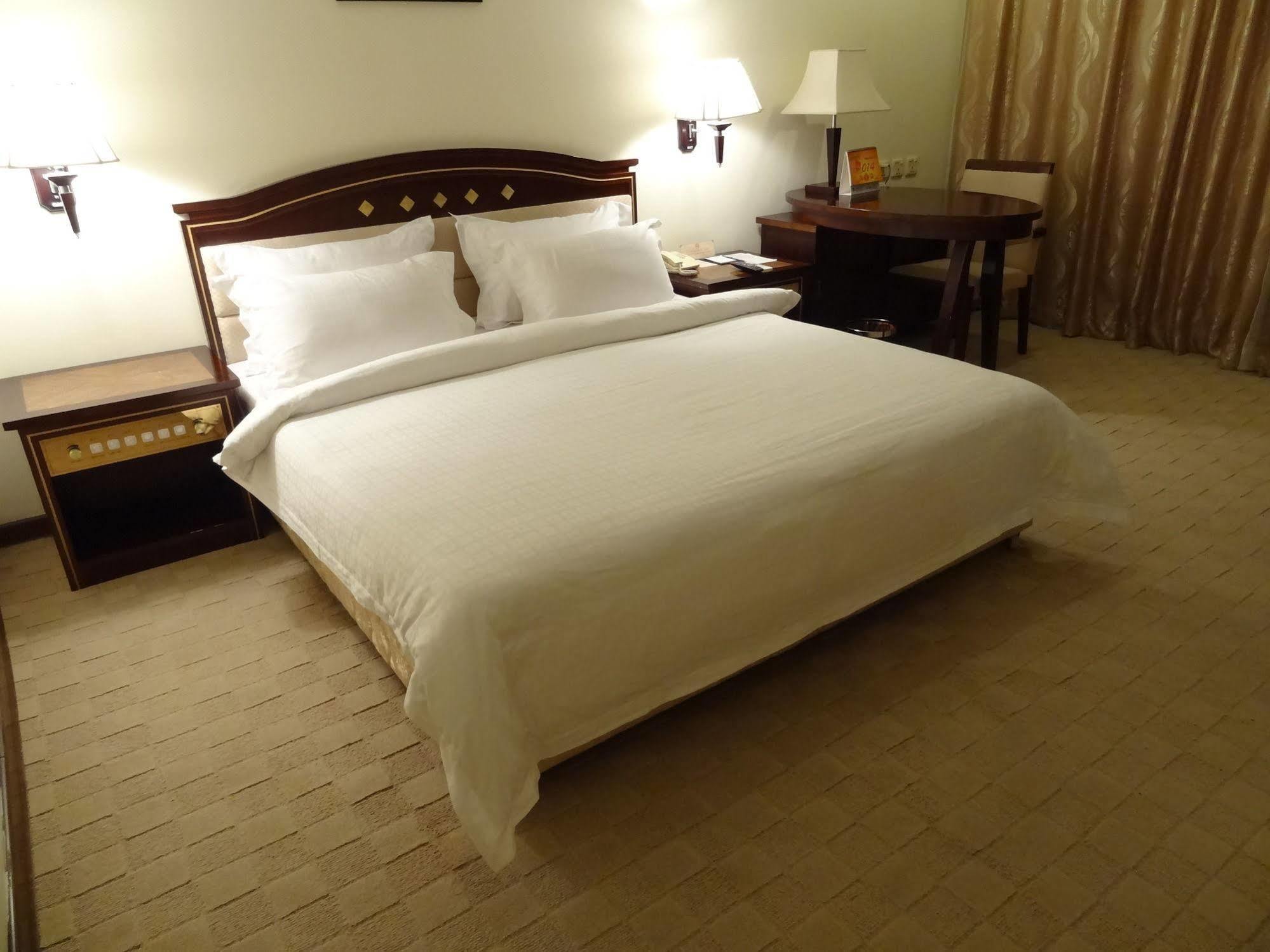 Le President Hotel Phnom Penh Ngoại thất bức ảnh